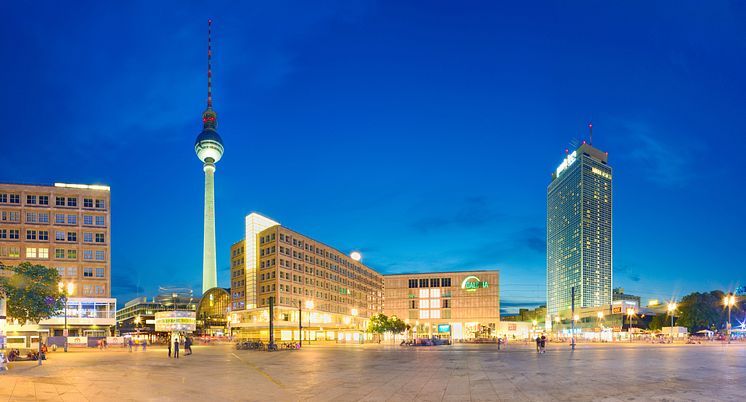 Berlin: Alexanderplatz mit Weltzeituhr und Fernsehturm