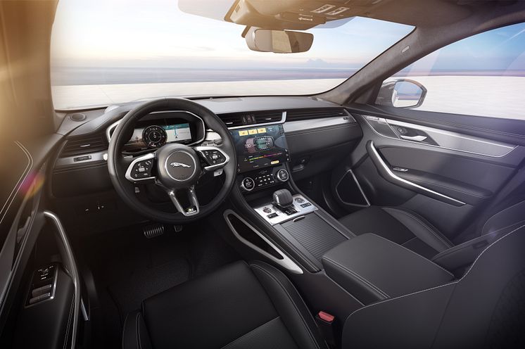 Jag_F-PACE_22MY_04_Ebony_Interior_110821