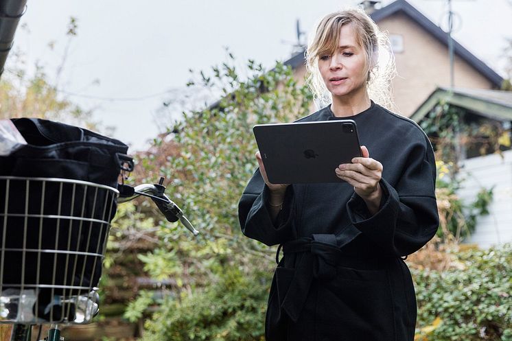 IMG4193_01_WW_Social-worker-using-tablet-with-bike