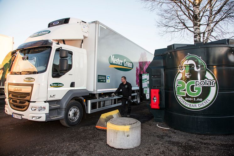 Mester Grønns sjåfør fyller på fornybar biodiesel på lastebilen.