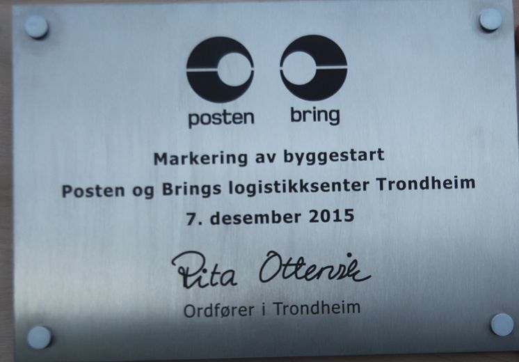 Denne plaketten skal plasseres ved inngangspartiet i det nye logistikksenteret. FOTO: Jørn Michalsen/ Posten