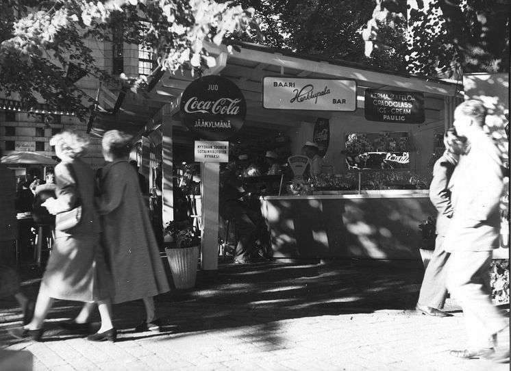 Coca-Colaa myydään Esplanadilla 1952