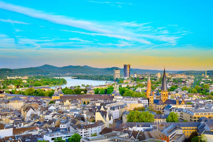Bonn: Stadtansicht mit Rhein und Siebengebirge im Hintergrund