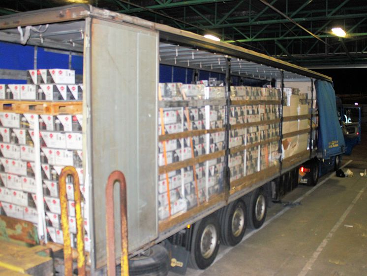 Lorry containing boxes of peanuts and smuggled tobacco (SE 12.17)