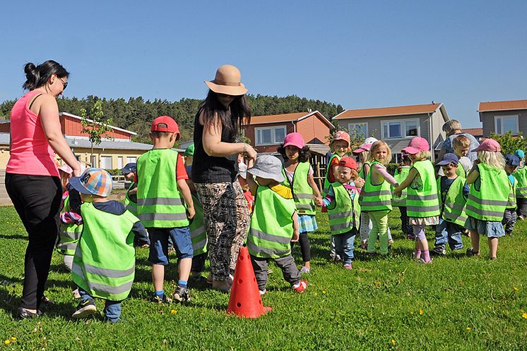 Baklängesmarschen på Barnsäkerhetens dag 2014