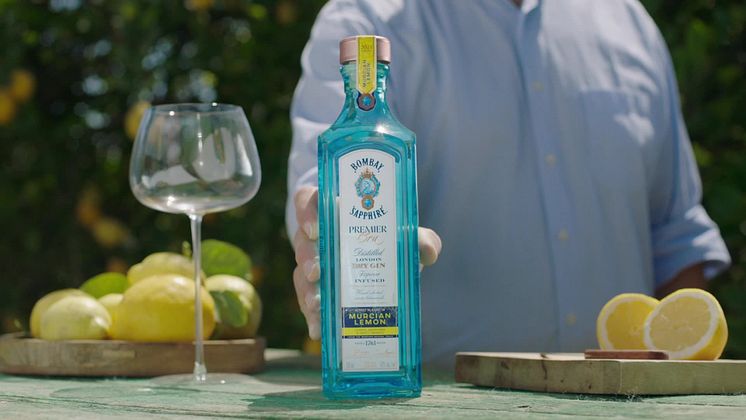 BOMBAY SAPPHIRE® höjer ett glas för naturens finaste smaker med BOMBAY SAPPHIRE PREMIER CRU MURCIAN LEMON – en ny, exklusiv hantverksgin med citrus från Murcia