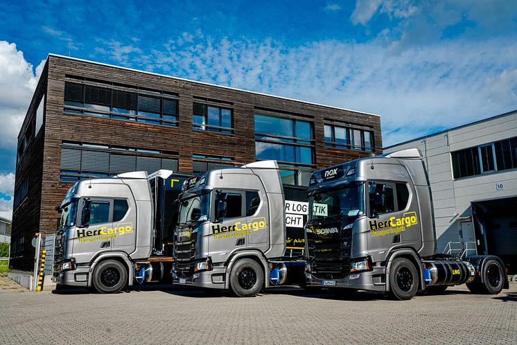 Vor der Firmenzentrale der NOX NachtExpress in Groß-Gerau gehen die drei Scania R 410 LNG an den Start für den Linienverkehreinsatz.