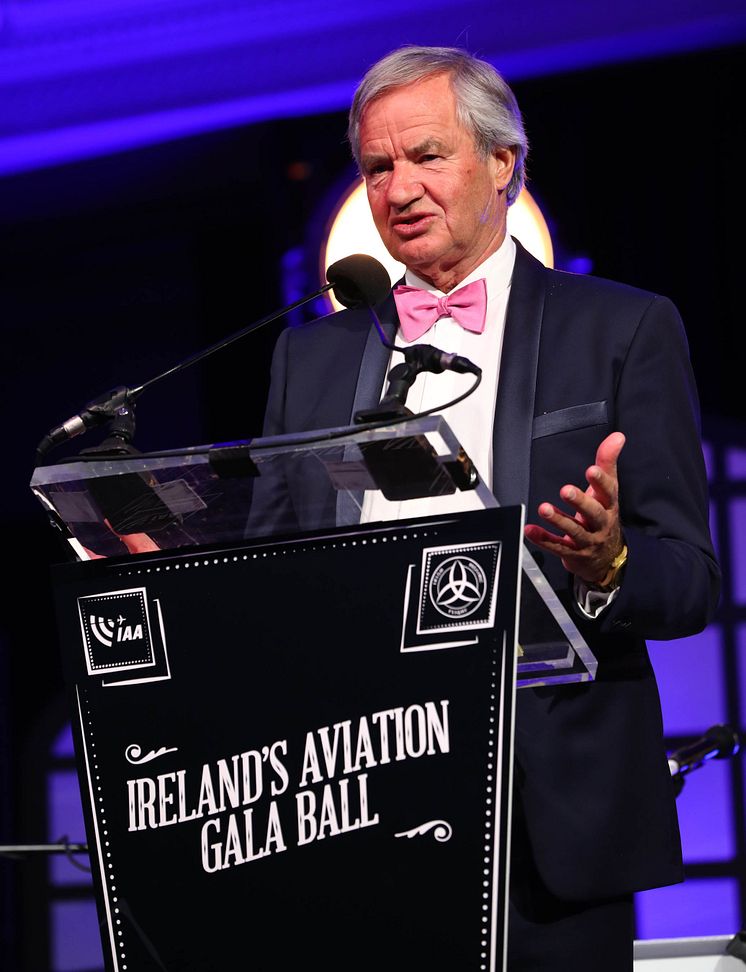 Bjorn Kjos thanks the Irish aviation industry for his 'Outstanding Contribution to Aviation' award