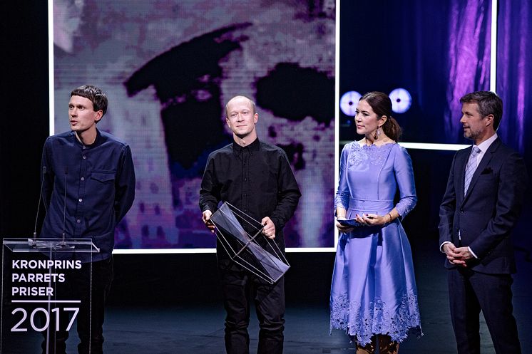 Komponist-duoen Den Sorte Skole modtager Kronprinsparrets Kulturpris 2017 for deres visionære arbejde, der udføres med stor fantasi og kreativitet. Den Sorte Skole består af Martin Højland (tv) og Simon Dokkedal (th), som her modtager prisen.