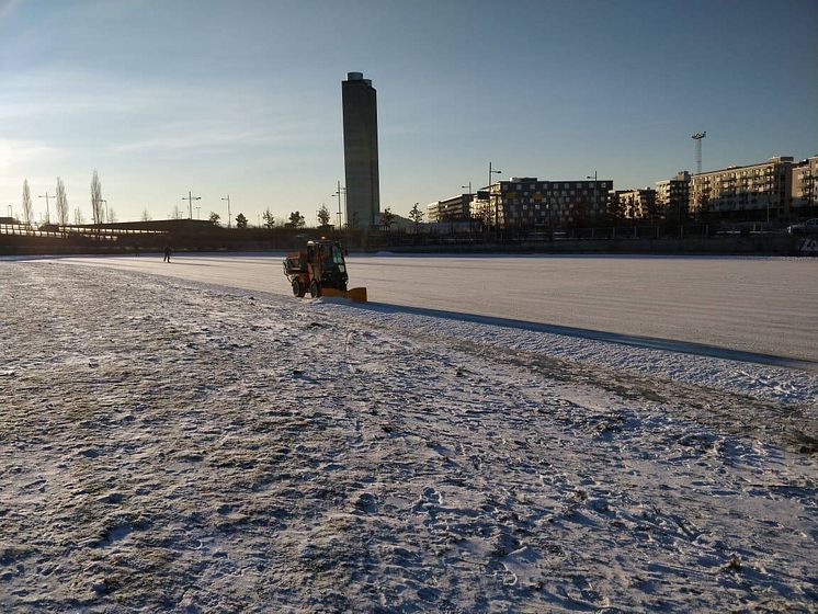 Brøyting av skøyteis på Vannspeilet. Foto Asbjørn Johnsrud, Kulturetaten