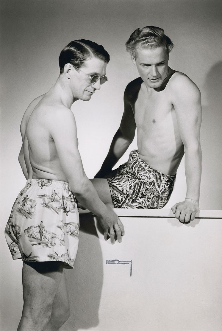 Folkhemmets mode. Manliga modeller visar ledigt fritidsmode, badbyxor av shortsmodell, ur Californiakollektionen på Nordiska Kompaniet våren 1947. Foto: Erik Holmén, Nordiska museet.