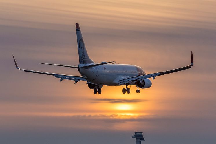 A Norwegian 737-800 aircraft in the sunset. Foto: David Charles Peacock