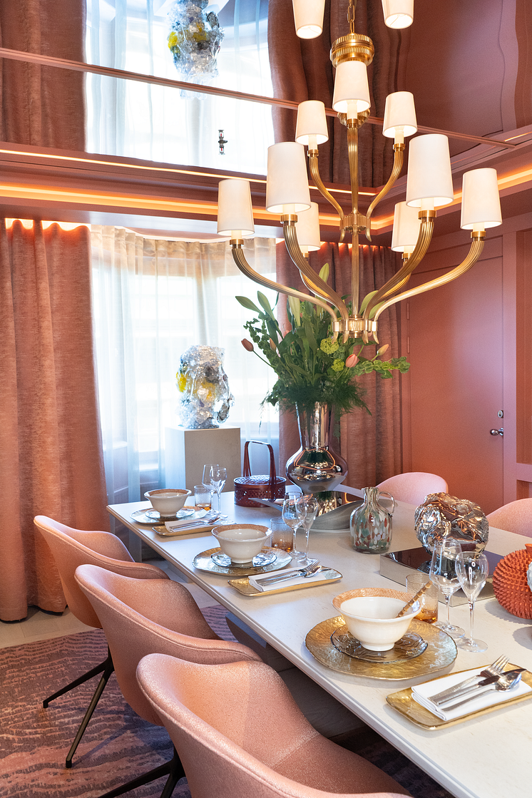 TheRoyalSuite_dining room.png