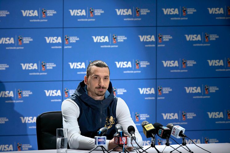 Der Profifußballer Zlatan Ibrahimović verkündet seine Rückkehr zur FIFA Fussball-Weltmeisterschaft 2018 Russland™ mit Visa.