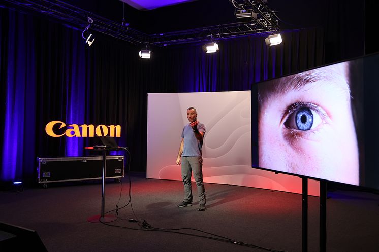 Johnny Haglund går igjennom bildene fotografert av elevene