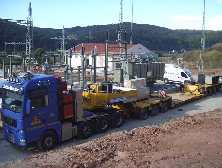 Per Schwertransport wurde der rund 60 Tonnen schwere Transformator zum Umspannwerk geliefert und dort installiert.