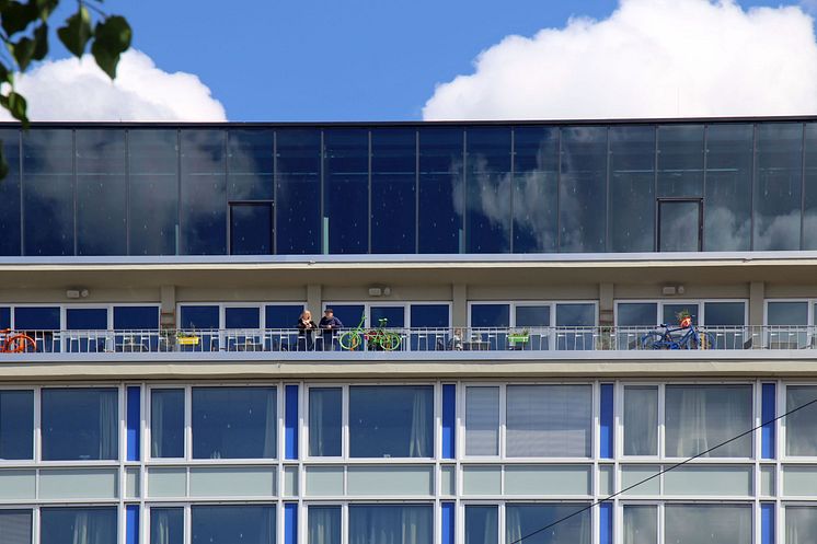 Blick vom Augustusplatz auf die Terrasse der Felix Kantine im Lebendigen Haus