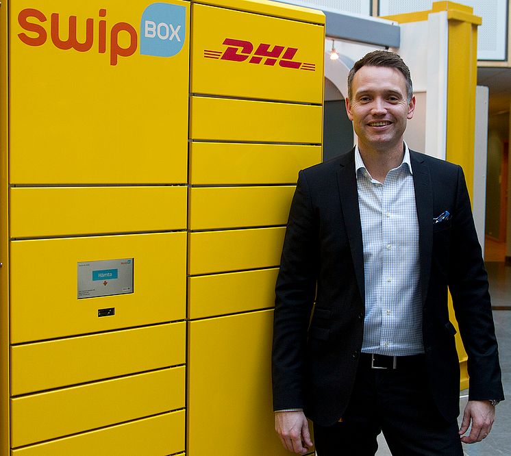 Ted Söderholm, vd DHL Express, framför en DHL Swipbox-automat