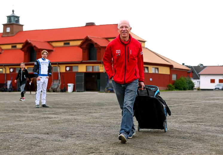 Örjan Kihlström på stallbacken