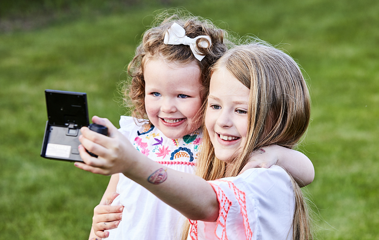 PowerShot_SX740_HS Lifestyle Grandchildren Selfie