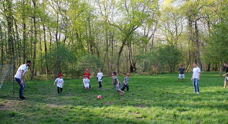 RB-Fußballer kicken im Kinderhospiz Bärenherz mit kleinen Fans um die Wette 
