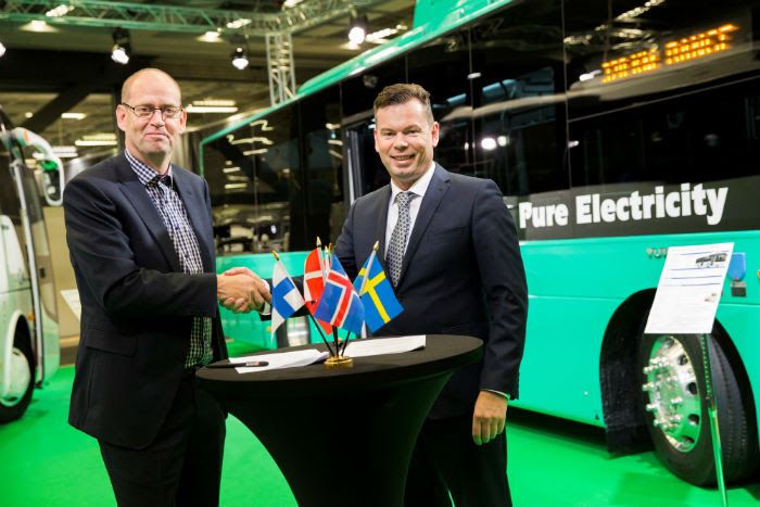 Fyra elbussar sålda. Johannes Runarsson, CEO, Straeto skakar hand med Benedikt G. Gudmundsson, General Manager of North Europe, Yutong efter avslutad affär.