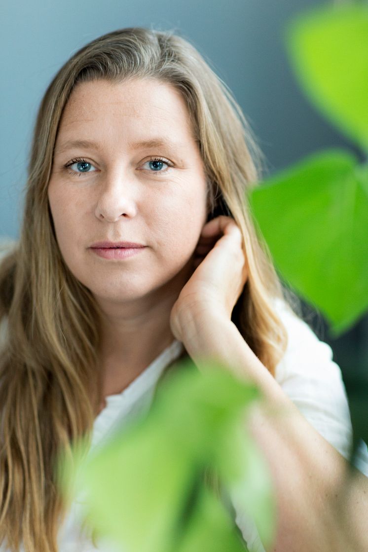 Journalisten Lena Hansson debuterar i höst med romanen "Ett liv utan början"