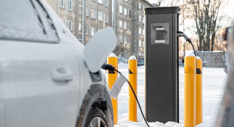 electric-car-charging-in-winter.jpg