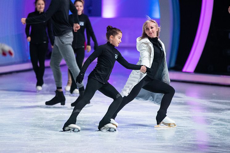 HOLIDAY ON ICE ACADEMY Nachwuchstalent Hanna Keiß aus München mit Aljona Savchenko bei den Vorbereitungen für Dancing on Ice