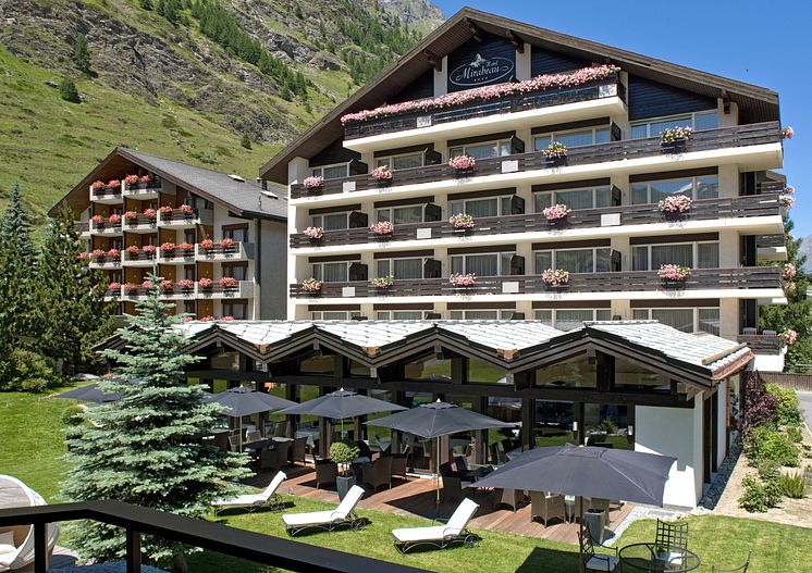 Mirabeau Haupthaus & Terrasse Sommer ©Hotel Mirabeau & Alpine Spa Residence Zermatt