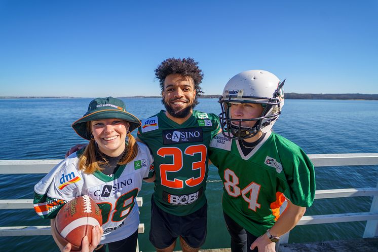 Footballspieler C.J. Davis mit Fans beim Anbaden 