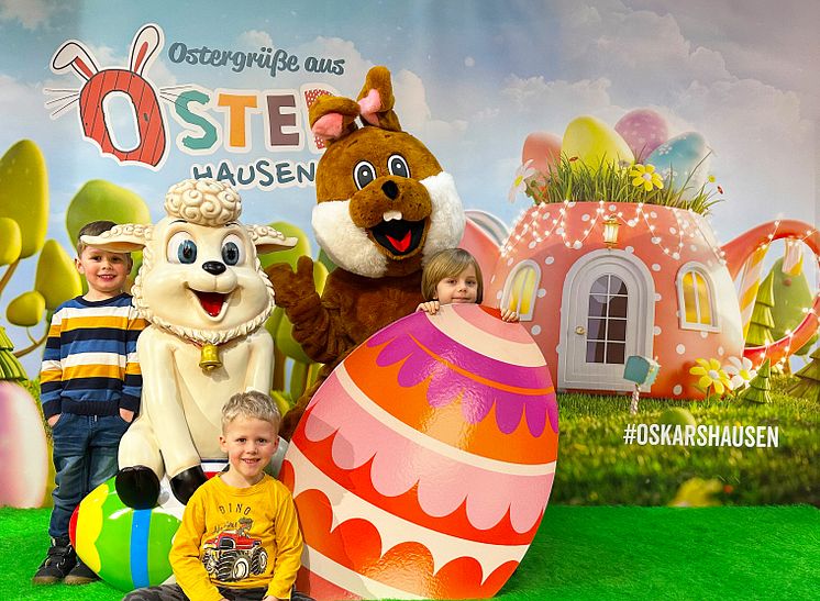 XXL-Osterkulisse-mit den ersten Neugierigen_Foto Oskarshausen.jpg