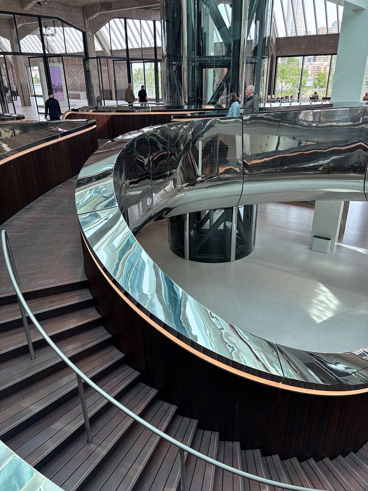 Kebony-Holztreppe im FENIX Museum: Nachhaltige Architektur, doppelte Helix, Design von MAD Architects in Rotterdam.