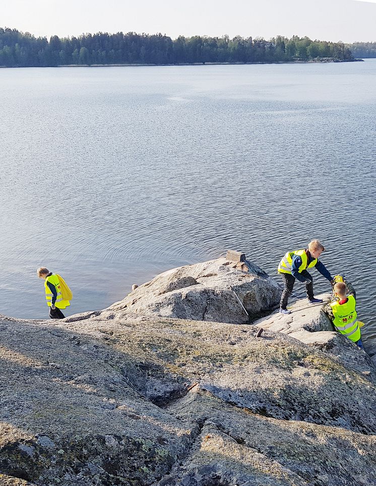 20190520_För ett hållbart Haninge städning vid vattnet 2jpg