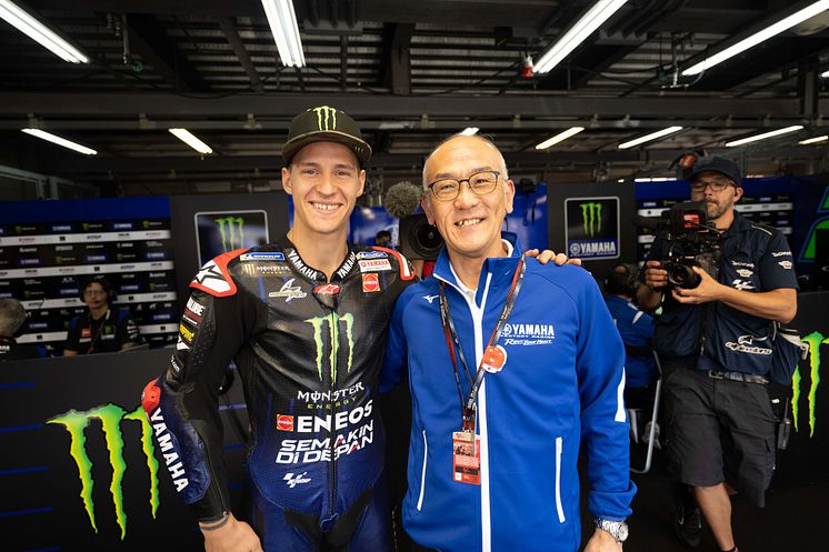 2022092601_008xx_MotoGP_Rd16_日髙ヤマハ発動機社長_クアルタラロ選手_4000