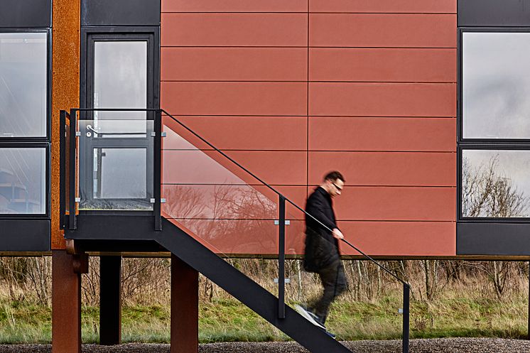 Röd fasad i fibercement