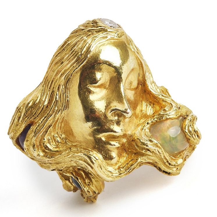 Arje Griegst- Opal- og diamantring "Lucy in the Sky" af 20 kt. guld prydet med cabochonslebne opaler, månesten, safir og brillantslebet diamant