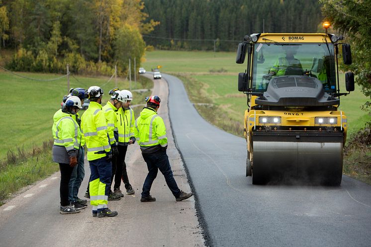 Svevias teststräcka - Utläggning asfaltmassa med inblandning av lignin som bindemedel - press - Foto - Markus Marcetic.jpg