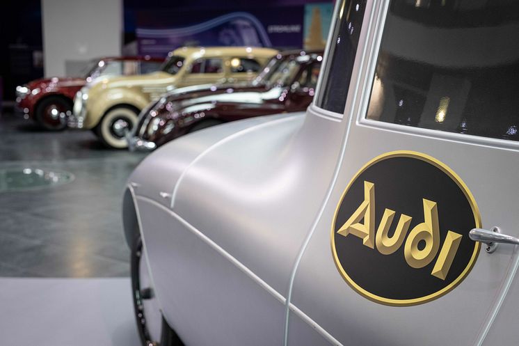 Udsnit af særudstillingen Strømlinet på Audi Museum Mobile med Audi Type C Jaray i front