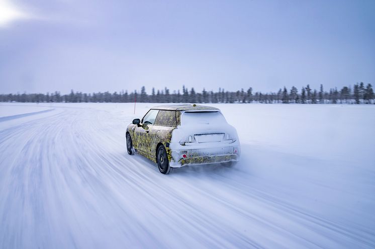 Neste generasjon elektriske MINI testes på nordisk is og snø