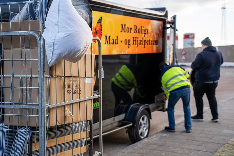 Mor Roligs- Mad og Hjælpeteam var mødt op for at tage imod en del af inventaret
