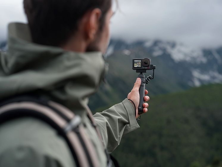 Osmo Action 5 Pro_Hiking_Charging Handle.jpg