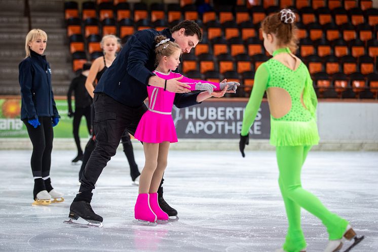 Hamburger Nachwuchstalent EstherVivienneHamer trainiert mit HOLIDAY ON ICE Gaststars Aljona Savchenko und Bruno Massot