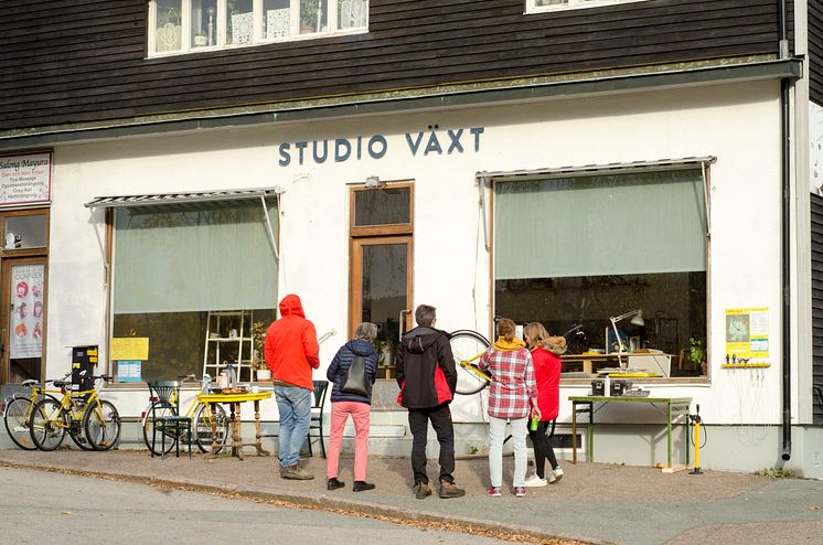 Cykla Gul utanför Studio Växt