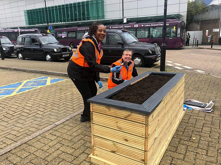 Luton Airport Parkway station planting