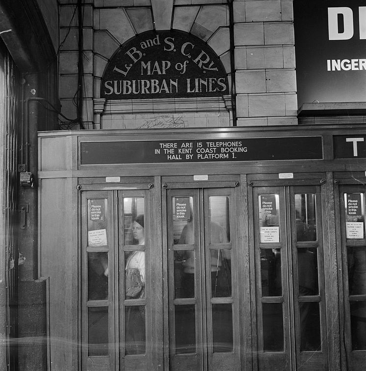 1964 Map hidden behind phone booths in Victoria station booking hall © Historic England Archive.jpg
