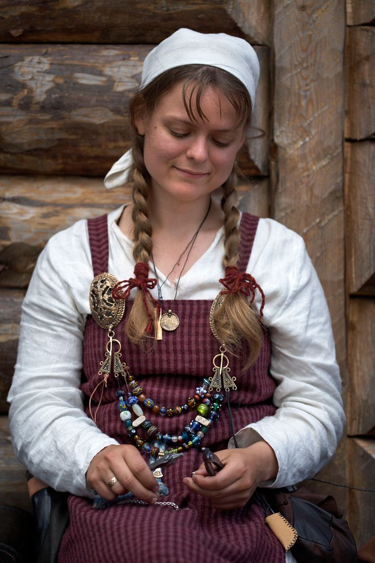 Pressbild - Birka - Vikingaklädd kvinna