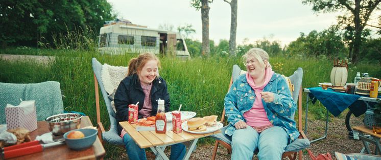 Ida och Emma vid husvagn