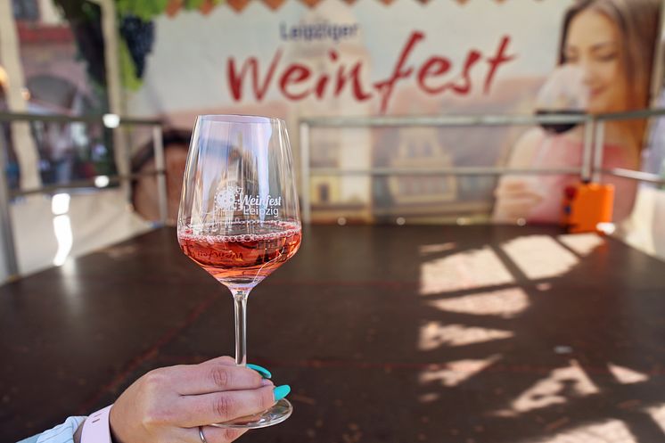 Anstoßen beim Weinfest Leipzig 