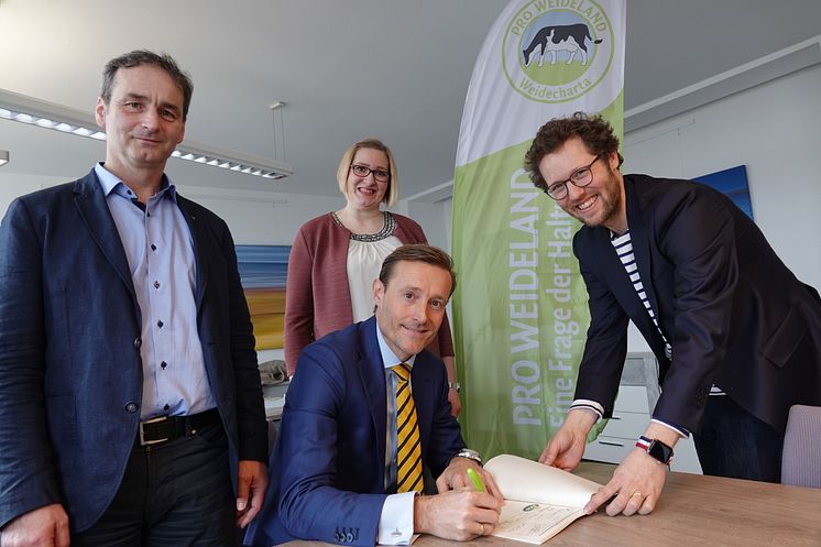 Kasper Thormod Nielsen, Arla Foods, unterzeichnete die Weidecharta von PRO WEIDELAND im Beisein von (von links) Dr. Arno Krause, Grünlandzentrum, Arla Landwirtin Birka Thöming und Landwirtschaftsminister Jan Philipp Albrecht. 